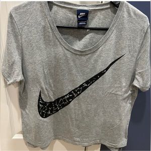 Nike workout cropped tee